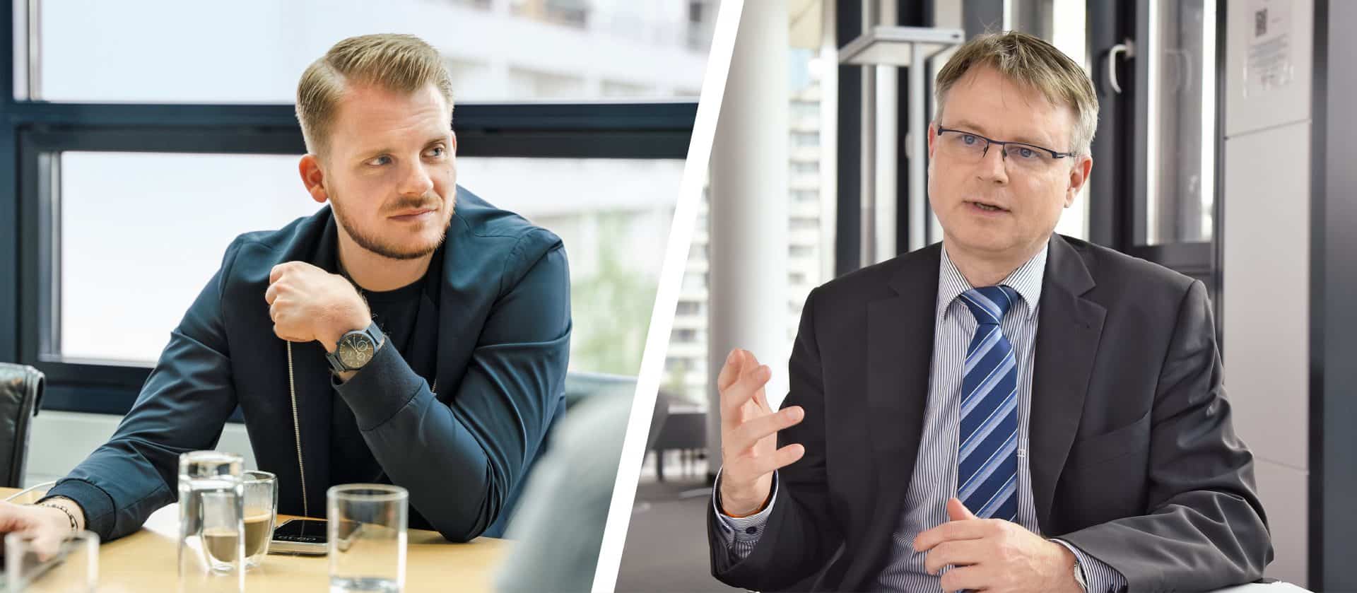Zwei Männer im Gespräch in einem modernen Büro.