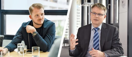 Zwei Männer im Gespräch in einem modernen Büro.