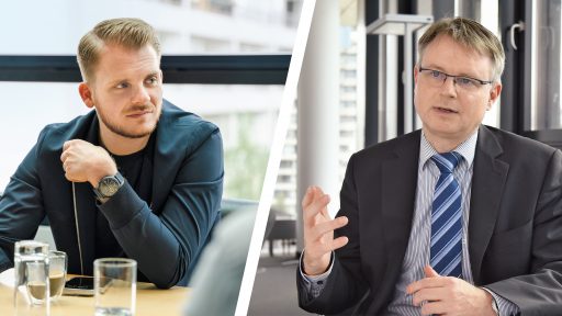 Zwei Männer im Gespräch in einem modernen Büro.