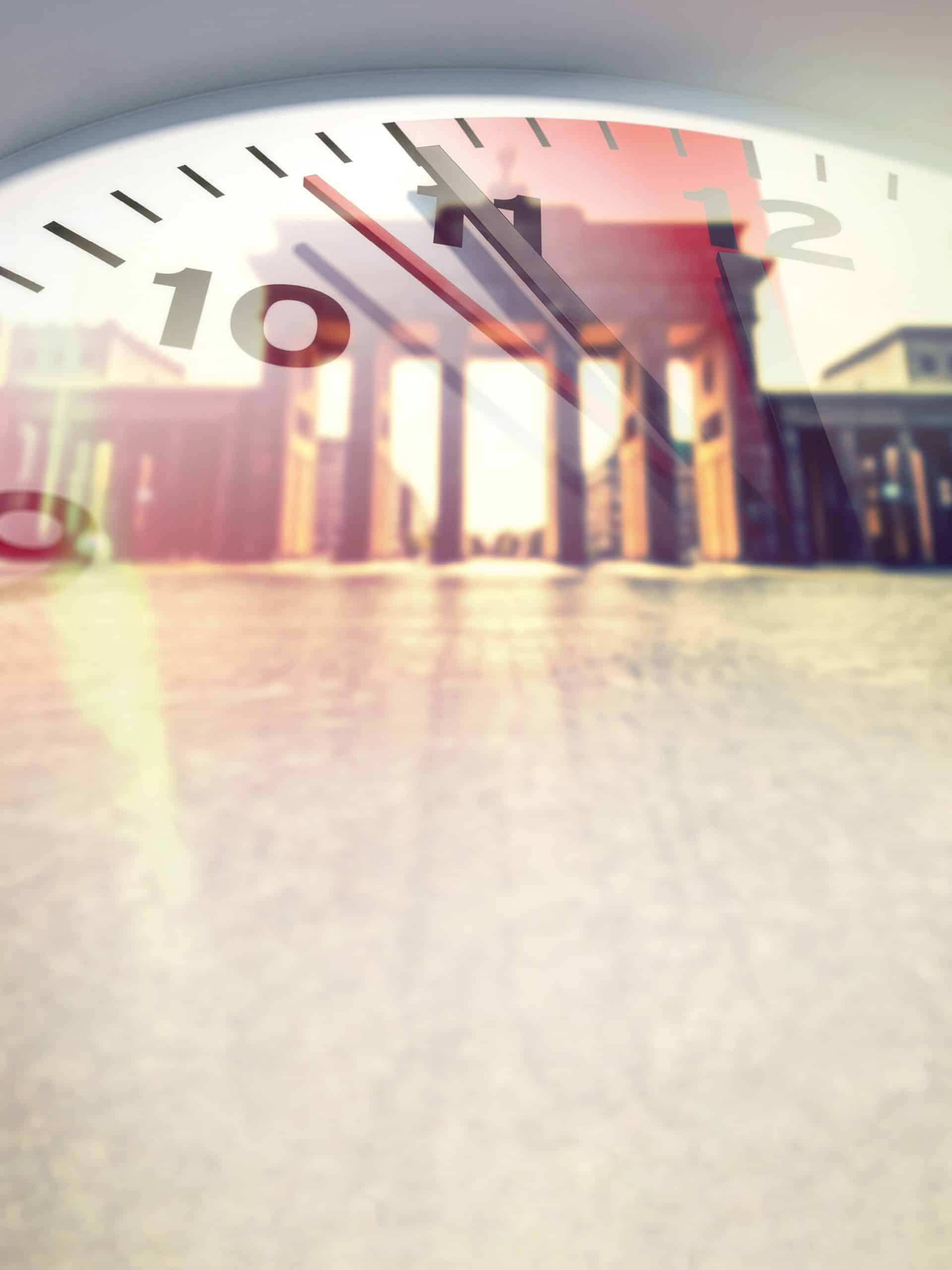 Analoge Uhr mit Zeitanzeige kurz vor Mittag.