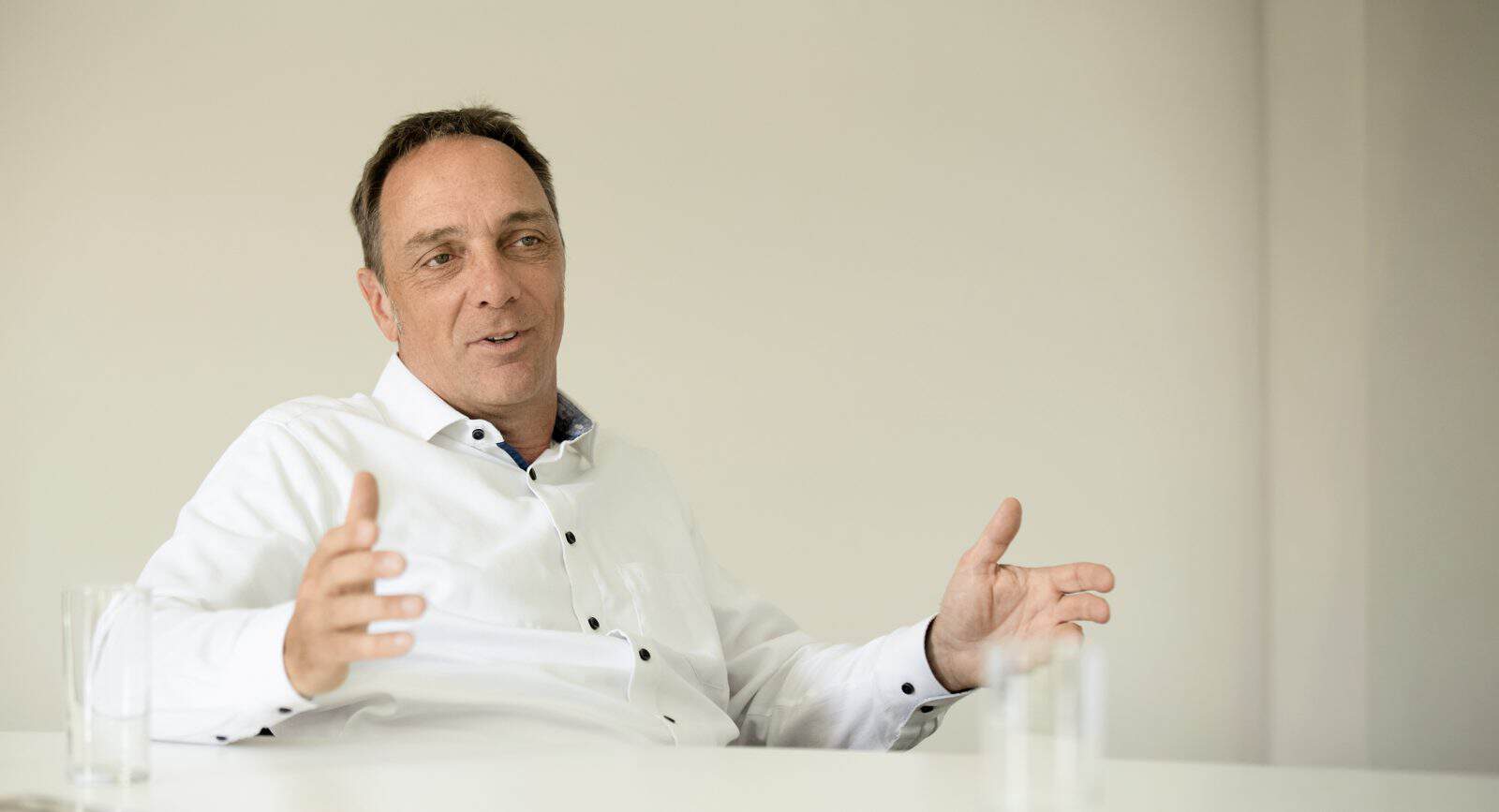 Mann spricht bei Neue Power über Innovation und Energie.