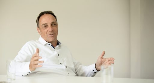 Mann spricht bei Neue Power über Innovation und Energie.