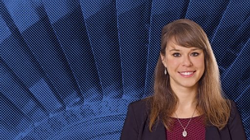 Frau mit freundlichem Lächeln vor digitalem Hintergrund, symbolisiert Innovation und Power.