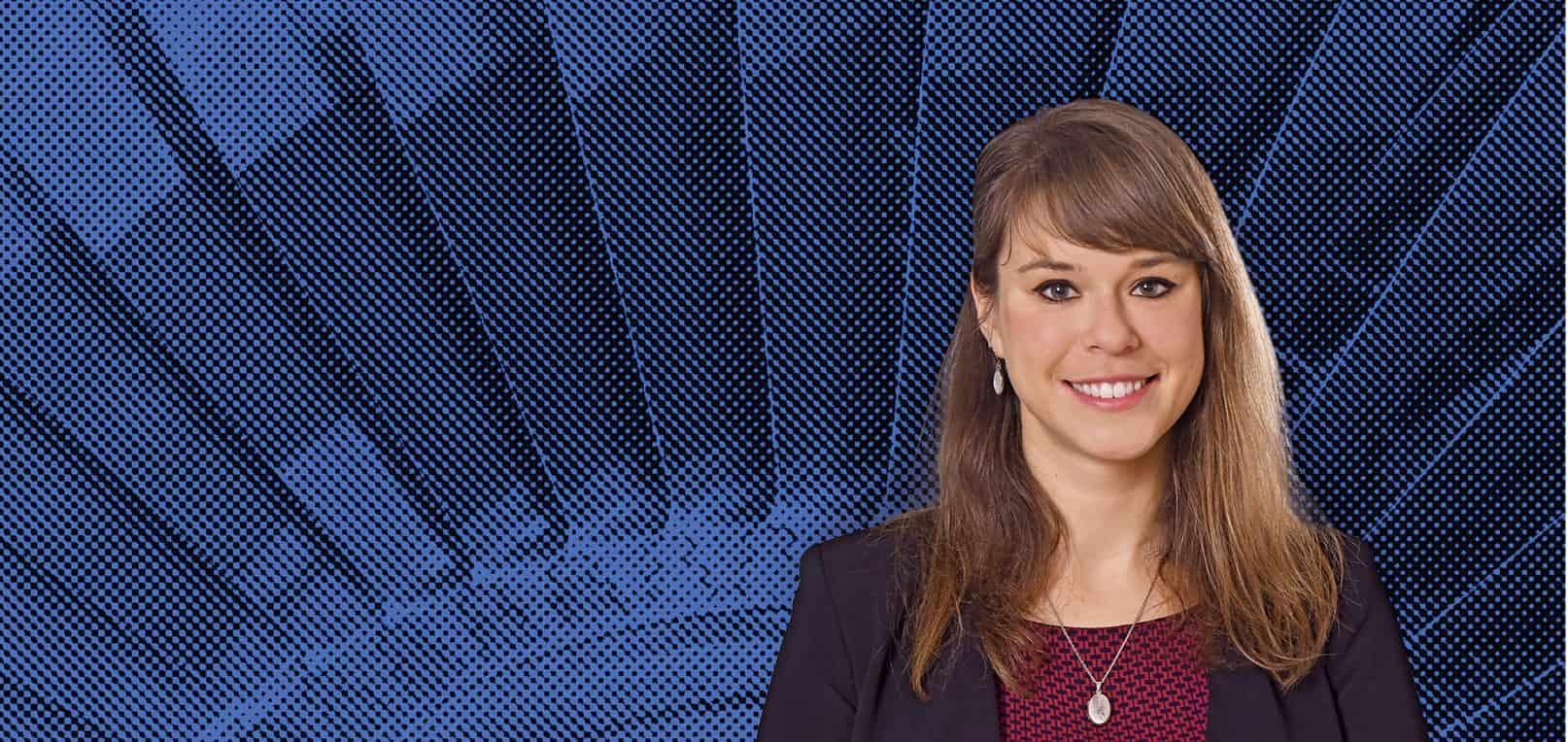 Frau mit freundlichem Lächeln vor digitalem Hintergrund, symbolisiert Innovation und Power.