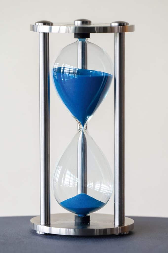 Die metallene Sanduhr symbolisiert die verrinnende Zeit zur Rettung des Industriestandorts.