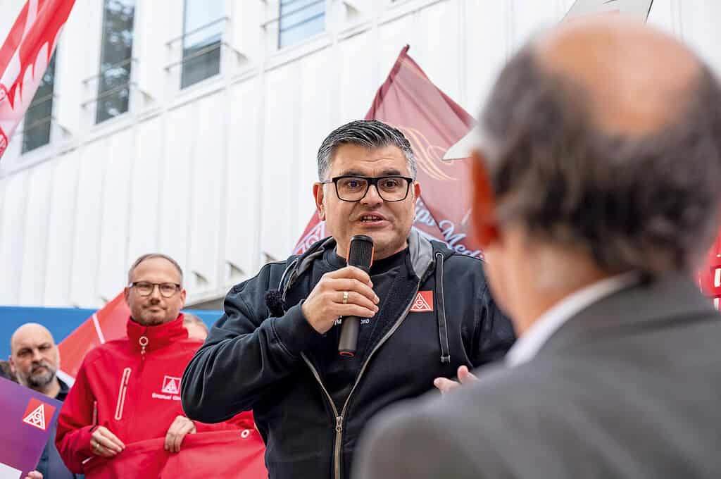 Yusuf Tüfekci, Konzernbetriebsrat von TK Elevator, schwört die anwesenden Gewerkschafter auf einen harten Arbeitskampf ein, sollten IG Metall und Arbeitgeber nicht rasch zu einer Einigung kommen.